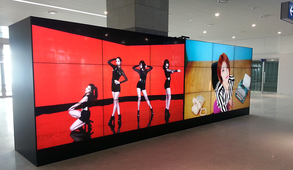 Video walls for a shopping center